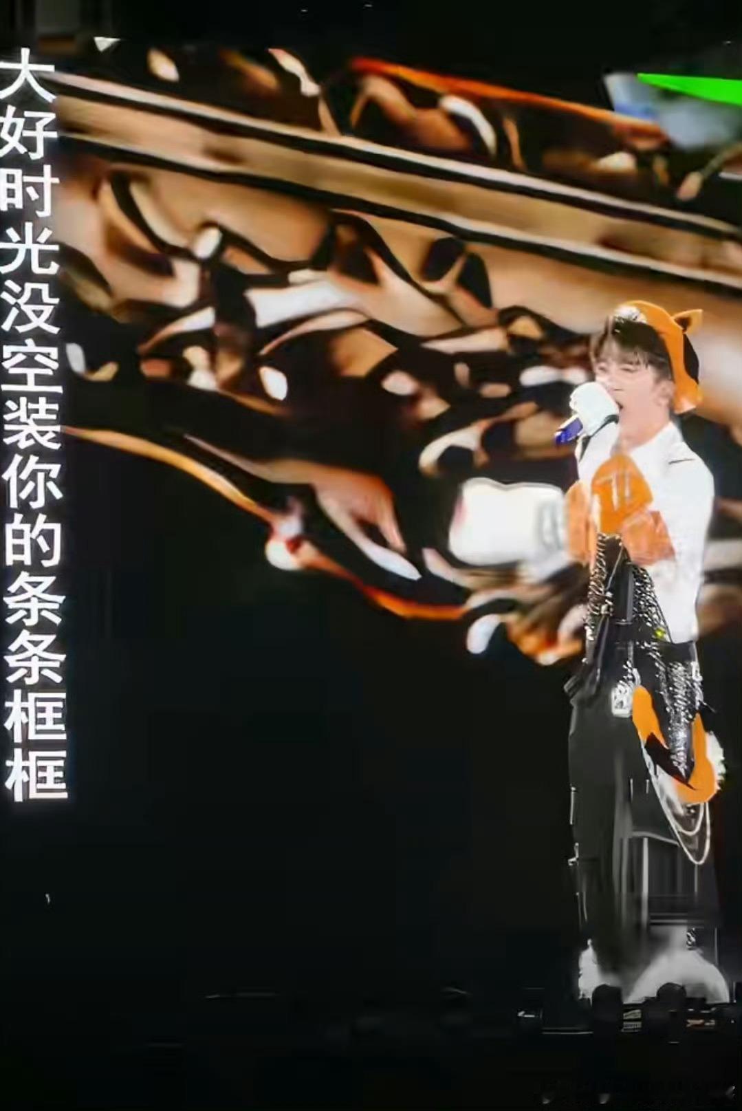 周深不被定义的爱丽丝周深深圳演唱会现场超绝，《爱丽丝卿》惊艳众人。活泼爵士调搭配