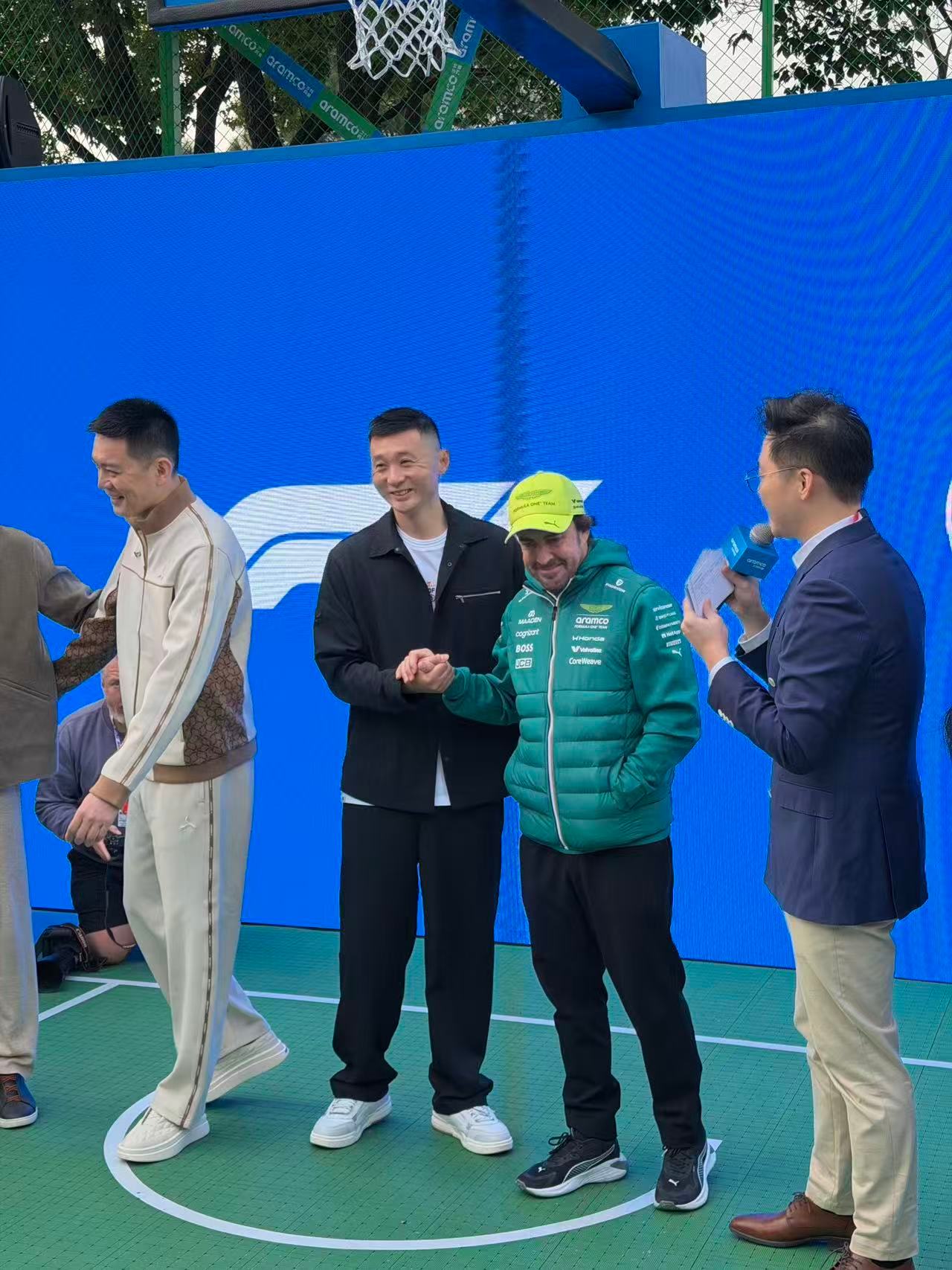 有生之年还能看到杨鸣指导跟阿隆索打篮球属实是梦幻联动了！太羡慕杨鸣指导现在的生活