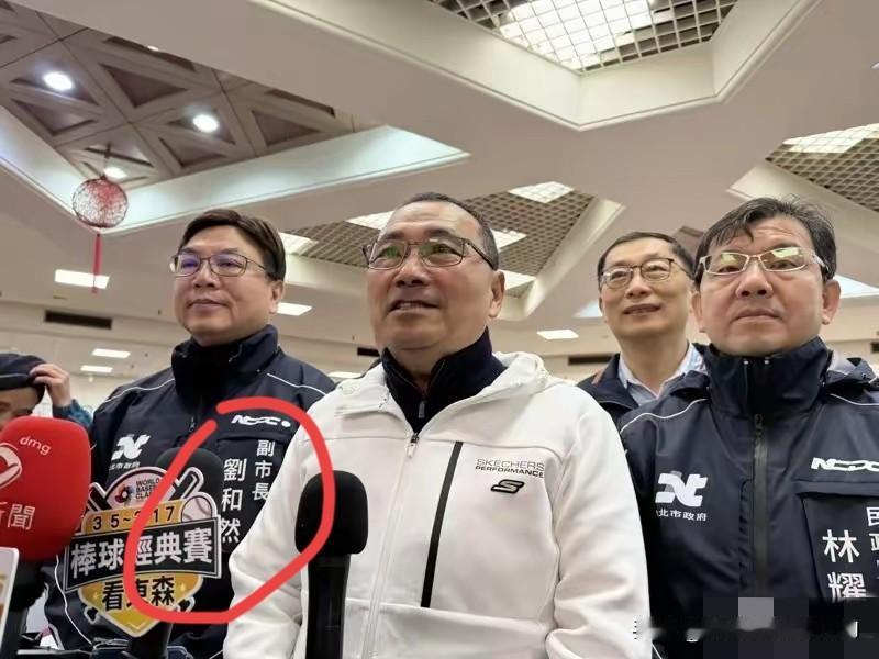 侯友宜身后跟着刘和然，他却在夸李四川是老同事，是非常优秀的事务官。不知道刘和