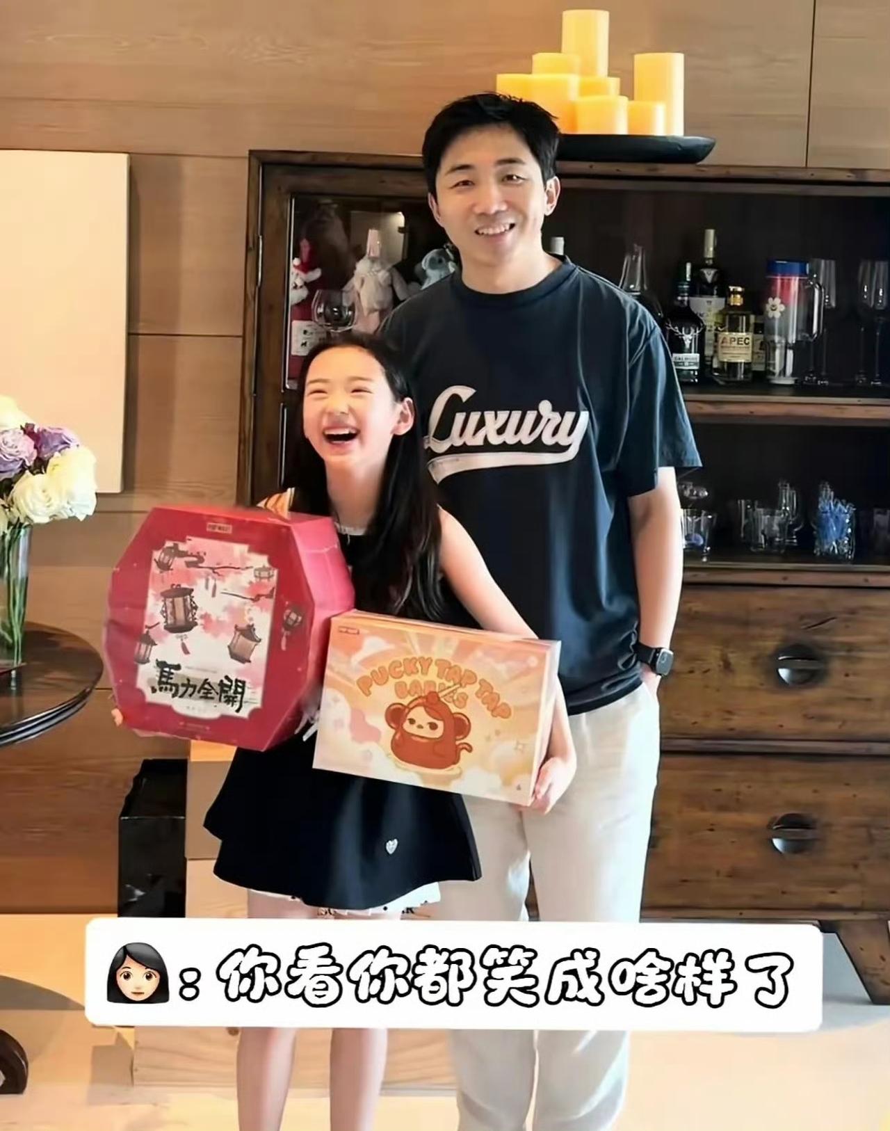 董璇的社交圈令人惊叹！近日，泡泡玛特总裁王宁专程前往她家共度新春佳节，不仅为小酒