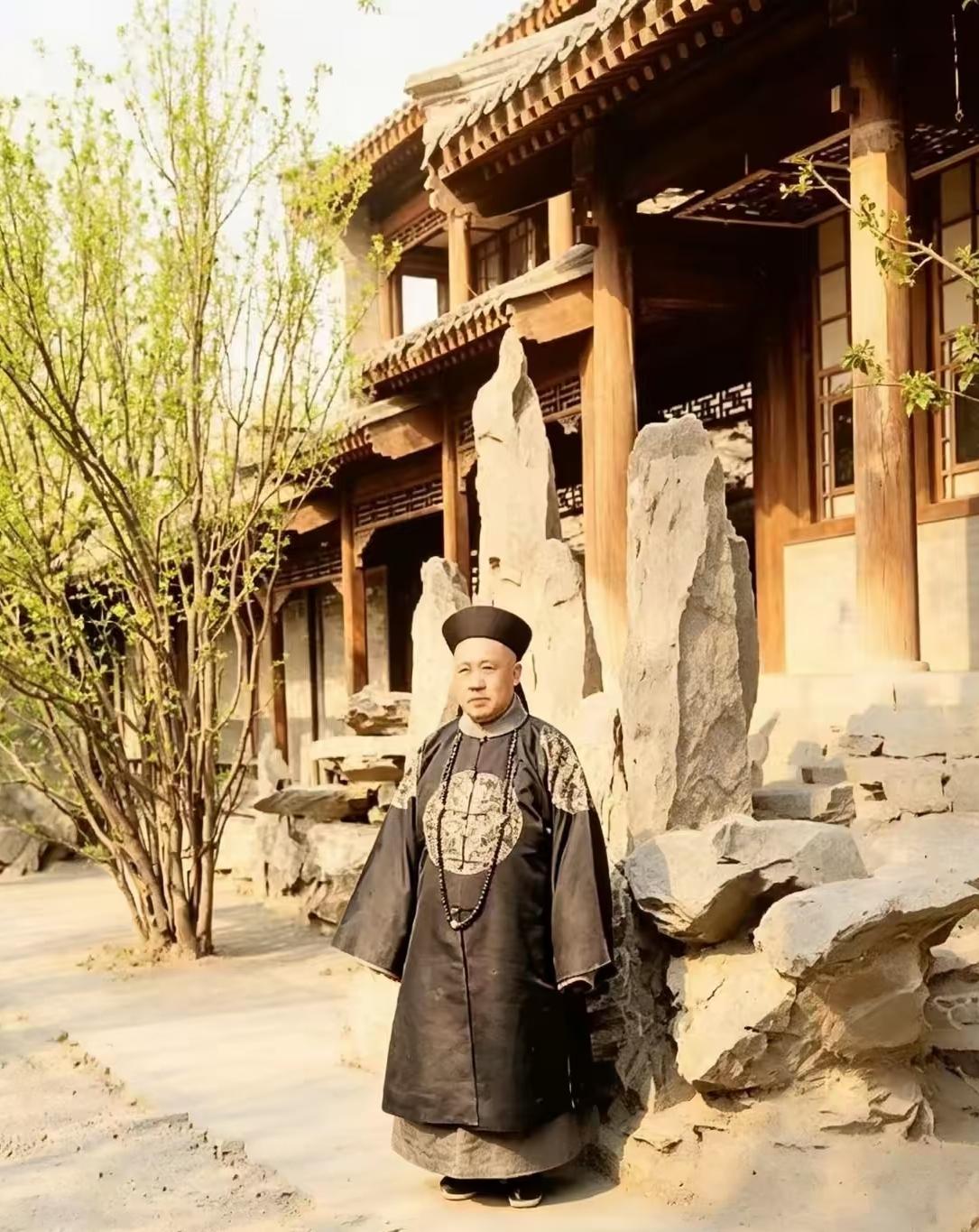 图片里的这个小矮个，是清朝“生育力最强”的王爷，他一生共育有38名子女，这个规模
