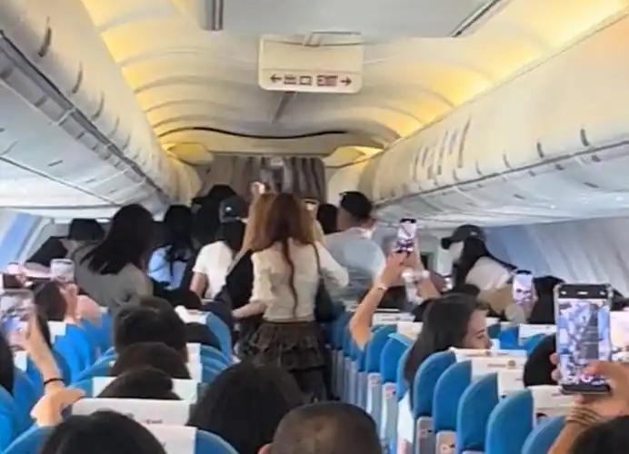 袭扰民警、机舱大闹！众人合力拿胶带把她捆牢在座位，万米高空的备用胶带究竟好不好用