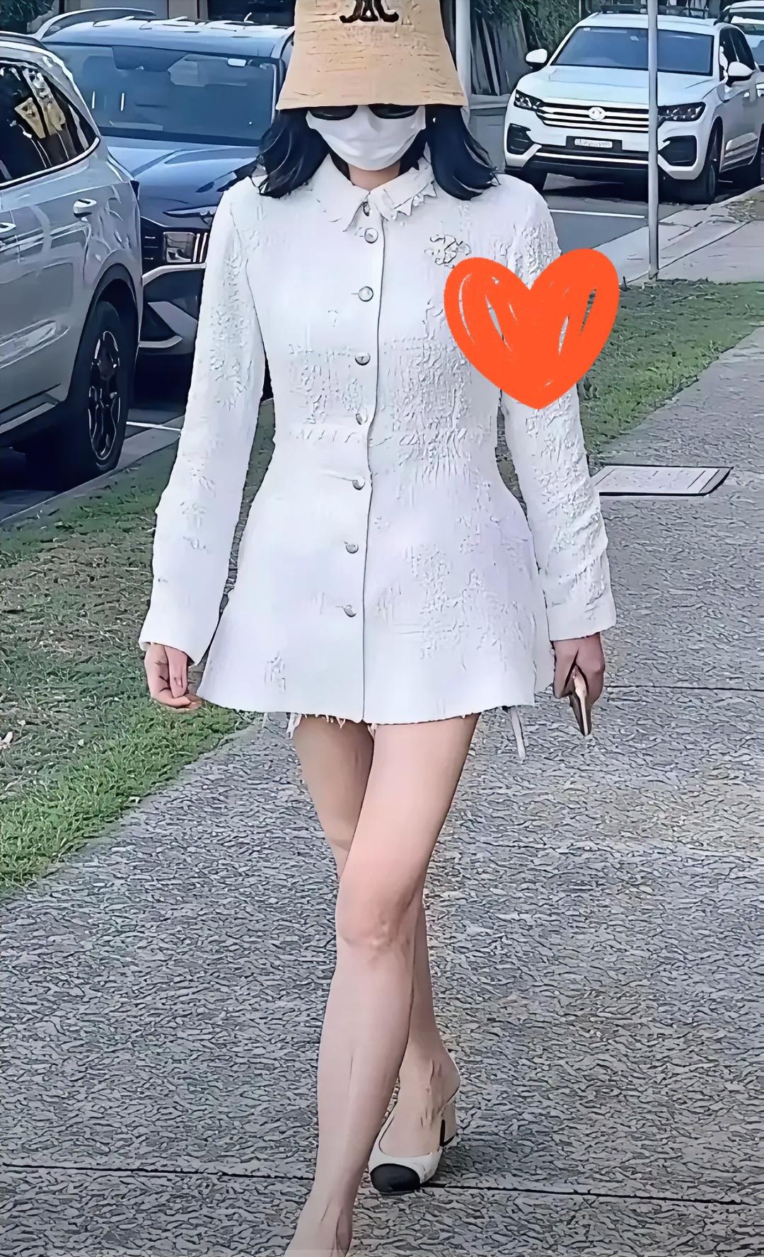 这就离谱那个杨兰兰居然又在媒体镜头前露头了！这就奇怪了，都2025年了，