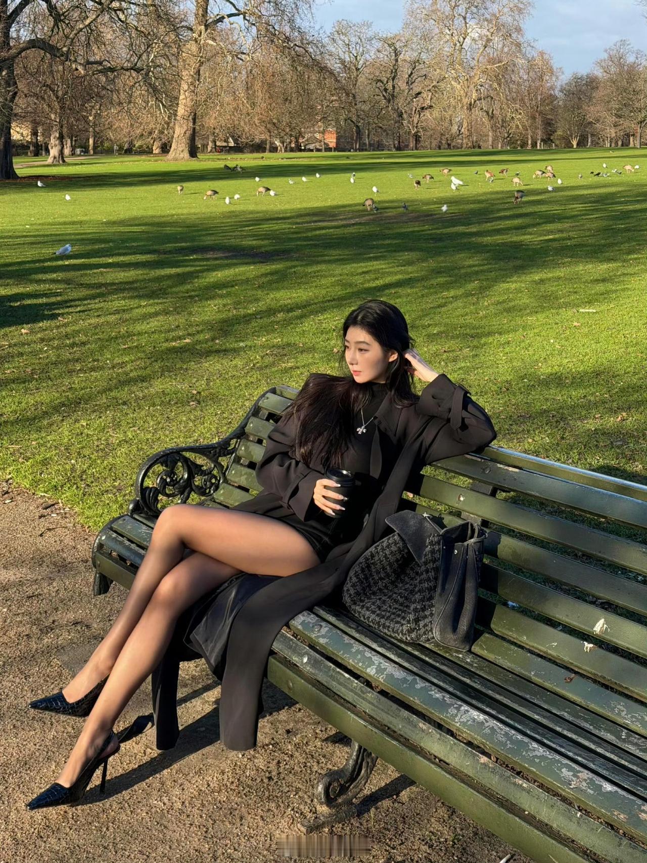 当你不觉得高跟鞋的声音刺耳，那件黑色的风衣有点适合你