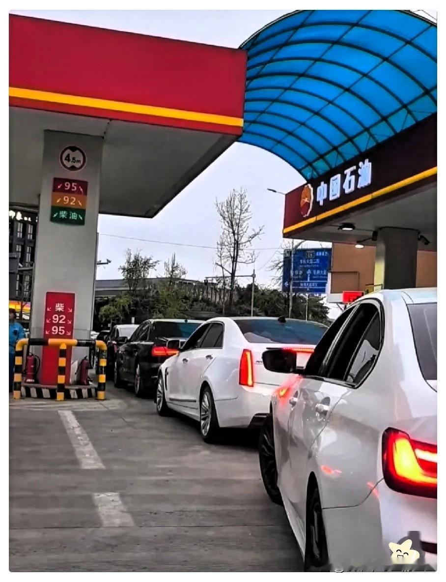 今天才发现，油价已经跌这么狠了，7月4日出门路过加油站，老远就看见排起长队，