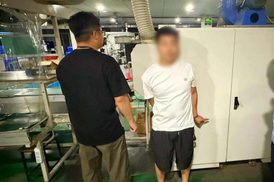 必须严惩！白天跑网约车，半夜换老婆的车、套上旧工作服，熟门熟路摸回老东家车间“上