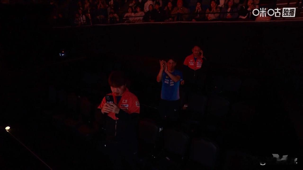 张本智和夺冠：老张本终于“泪流满面”！张本夺冠那一刻，老张本腾的一声站起来，