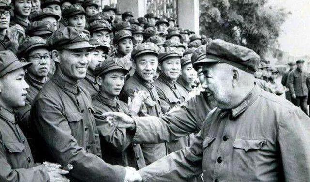 1952年，许世友将军回乡探亲，哪料，他看见叔叔许存礼，掏出枪就要动手。母亲却突