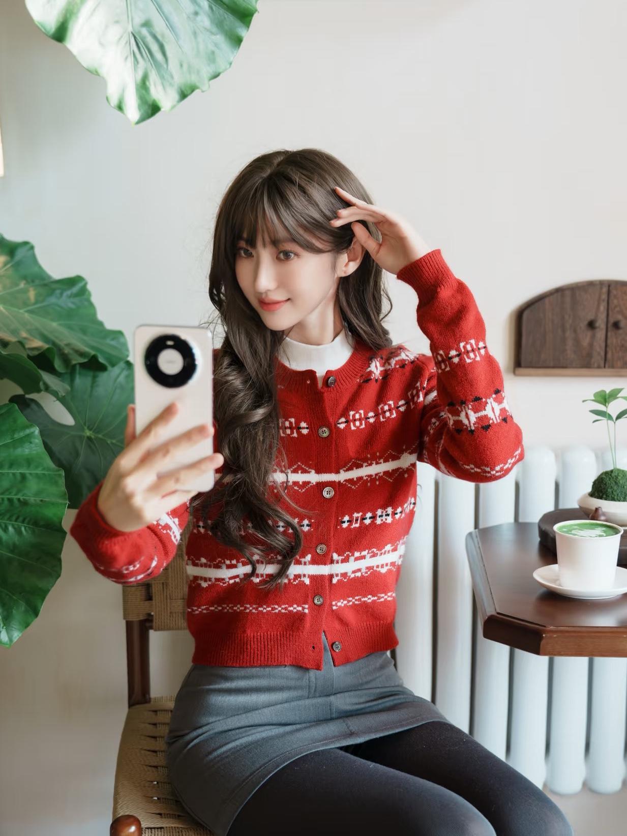 圣诞氛围满满的节日穿搭，红色毛衣搭配大蝴蝶结，甜美又温暖！🎄💖