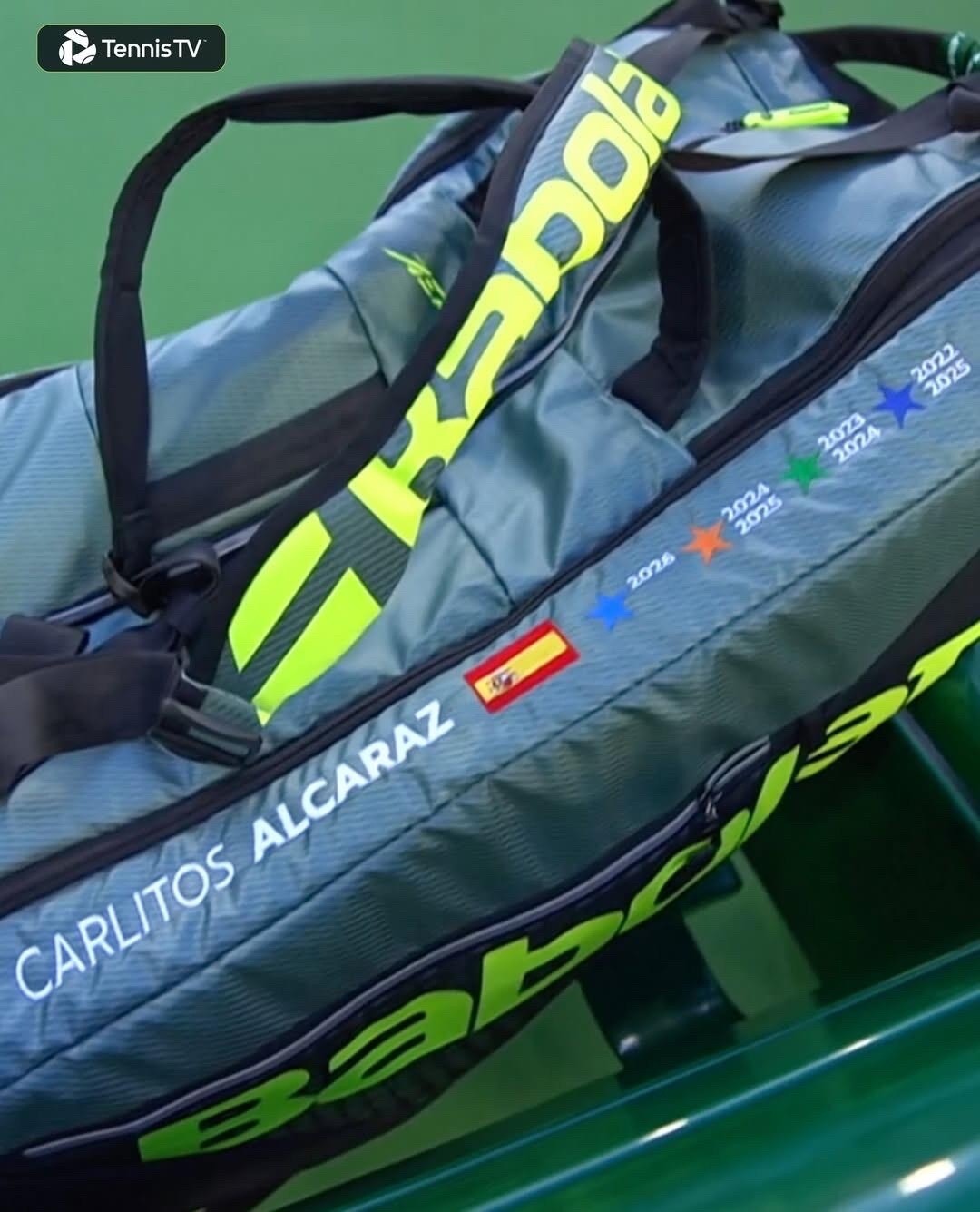 阿尔卡拉斯新球包里的小细节🎒🎾▪️大满贯夺冠年份+专属色块标注🔹澳网:20