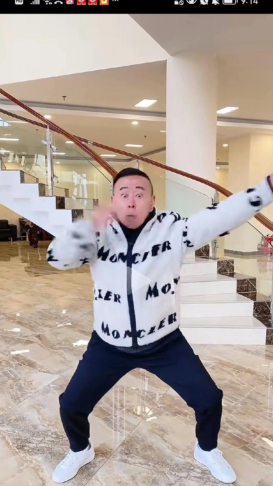 潘长江越老越放纵了，一把年纪了的人了还疯疯癫癫没正形，虽然是搞笑艺人，私底下这种