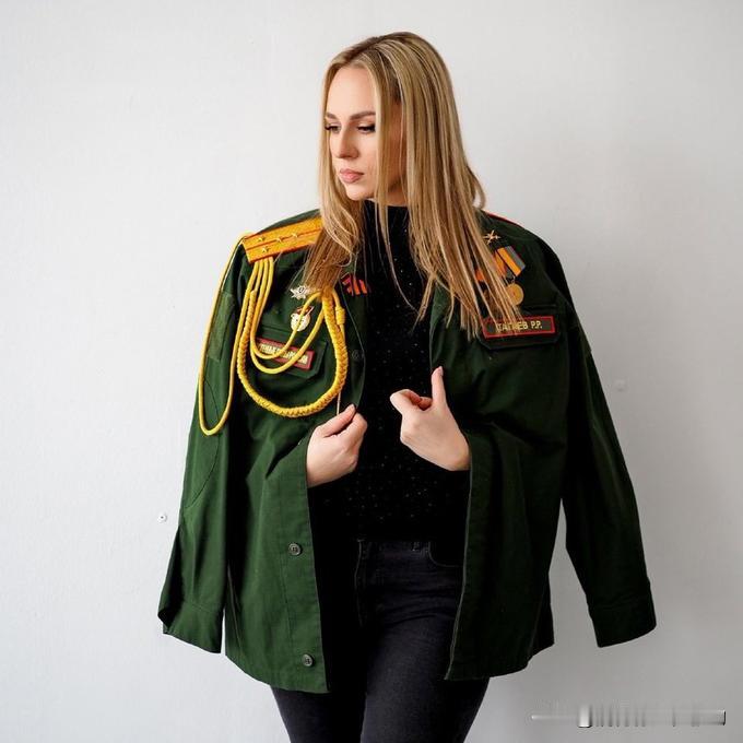 为了鼓舞士气，俄罗斯摄影协会发起“英雄妻子”的活动，为俄军军官妻子摄影，让她们穿