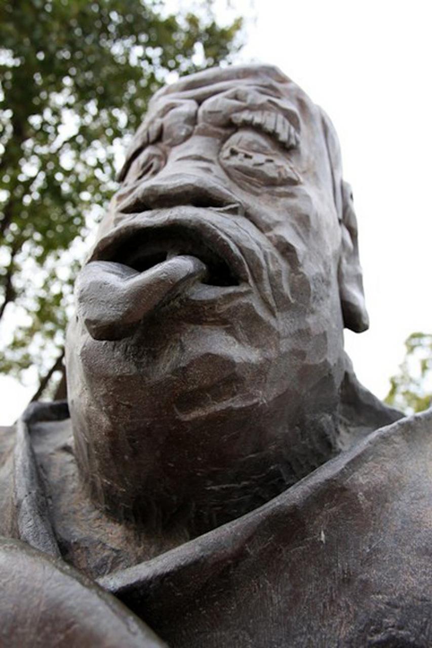 那个被骂得狗血淋头的“吐舌头”老子像，终于拆了！本以为这事儿翻篇了，结果那