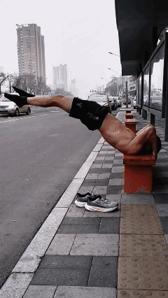 健身，非要跑到熙熙攘攘的大街上吗？你要展示什么？