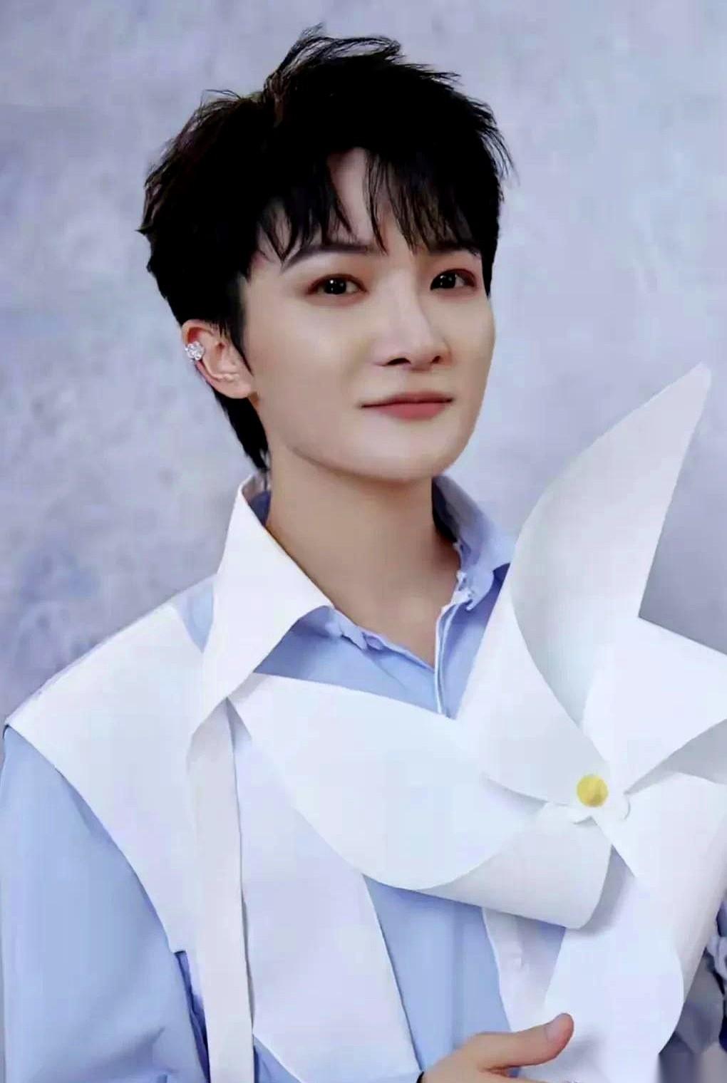 真的，我每次看到有人拿着放大镜去找周深的喉结，都觉得特好笑。一群人，就差把手机