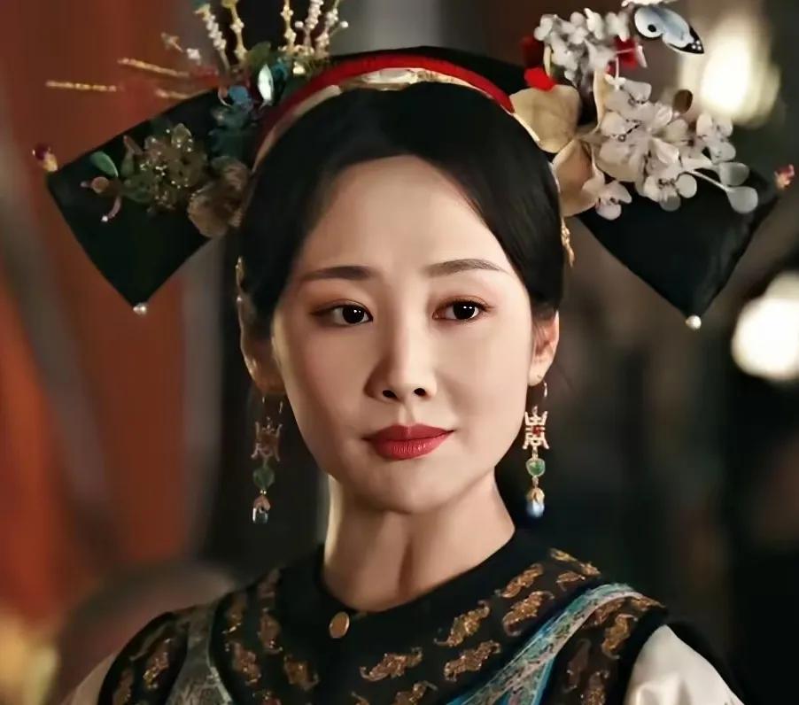 发现，李纯还是侧脸莞尔一笑的时候甚美，不过，正脸能看到鼻孔，脸部没有那么饱满，就