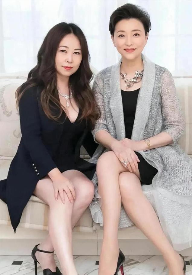 杨澜母女合照首曝光！却让人惊掉了下巴，这女儿真是浪费了老妈的颜值基因，五官身材都