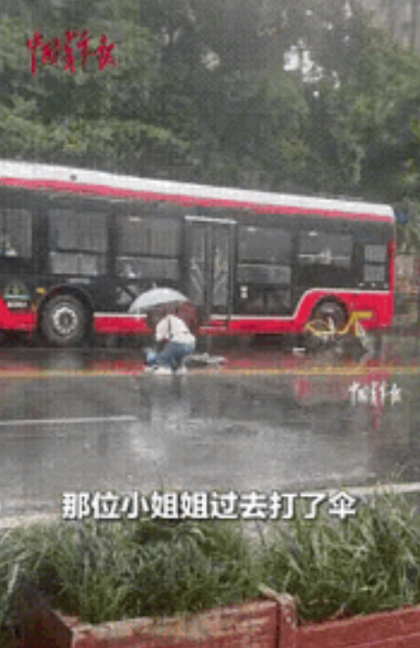 泪目了！四川成都，外卖小哥下雨天不幸和一辆私家车发生车祸，导致小哥受伤后一直躺在