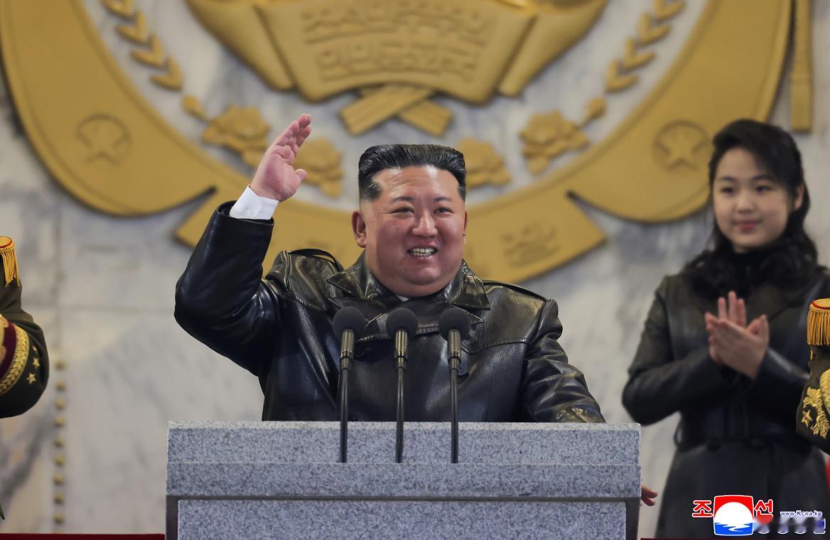金正恩公开亮剑，深夜举行阅兵式，当众作出重大承诺。朝鲜官媒朝中社周四（26日