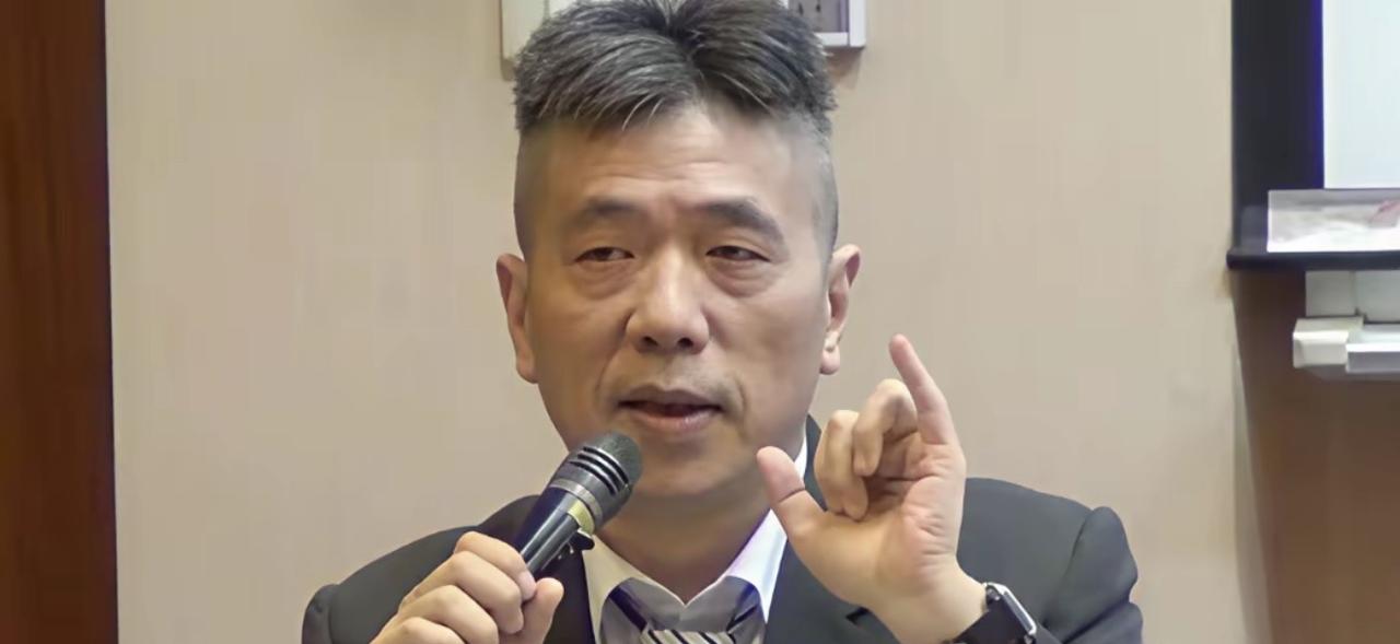 台湾时事评论员蔡正元爆料：曾经有位绿营的所谓军事专家放话，要在台湾海峡布一万颗水