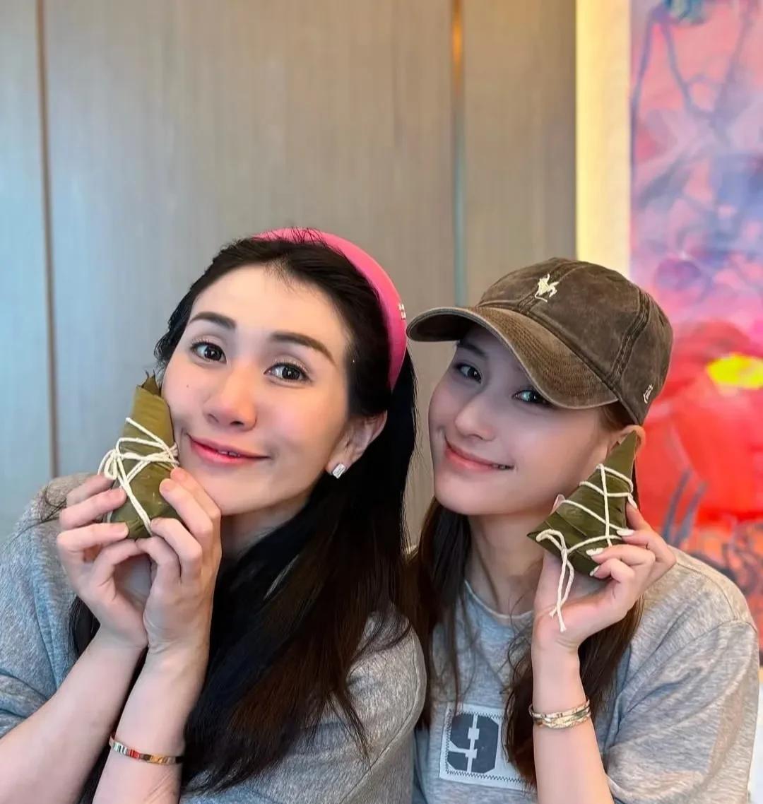 赌王三房和四房的关系竟然这么铁！端午节的时候，何超莲直接跑到四房何超盈家里，姐俩