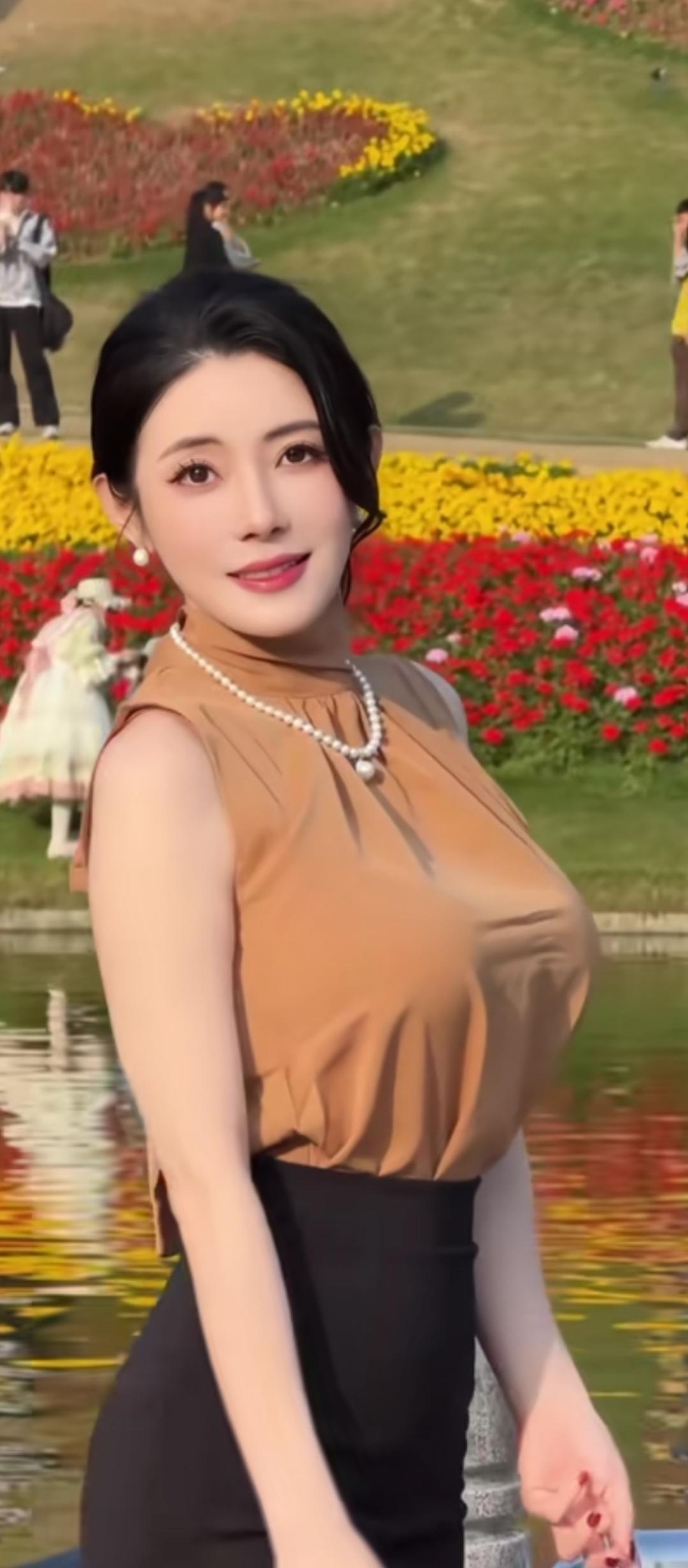 珠光玉色映秋波，美人如画意蕴多。