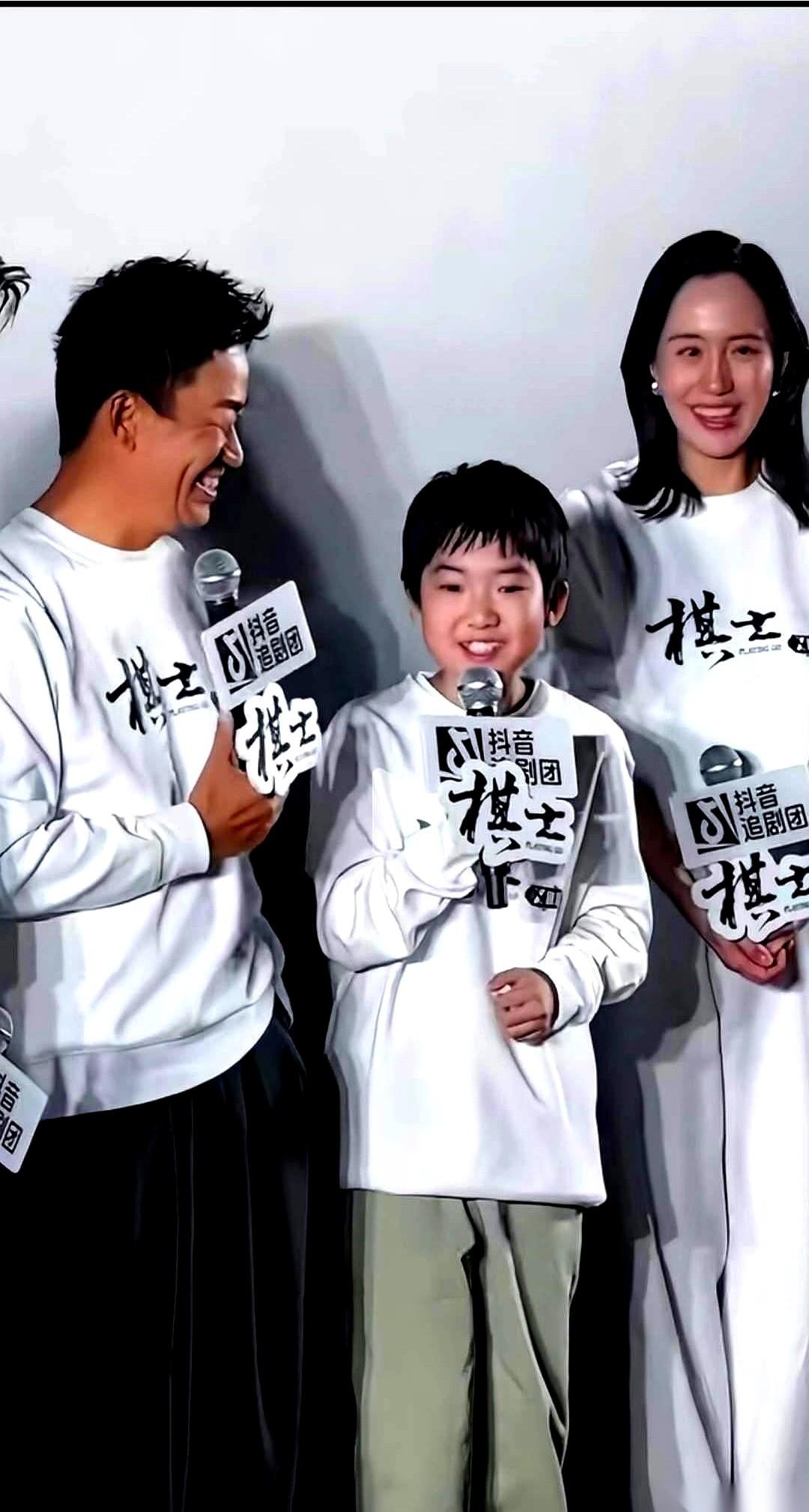 看到王宝强跟他儿子的照片，我愣了半天。真的，不是客气。按理说，爹妈当年撕成那