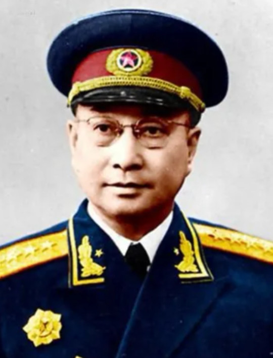1952年，陈赓找周总理汇报工作，刚好周总理外出，等了几个小时后，陈赓饿了，就自