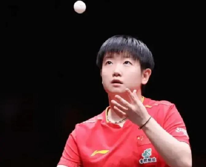 真正可怕的是，孙颖莎统治乒坛靠的不是天赋。你只看到她外战稳如磐石。但撕开数