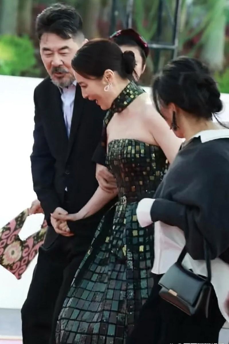 陈建斌胡子花白像大爷，老婆嫩得掐出水。夫妻俩人一起出席第38届中国金鸡电影节，蒋