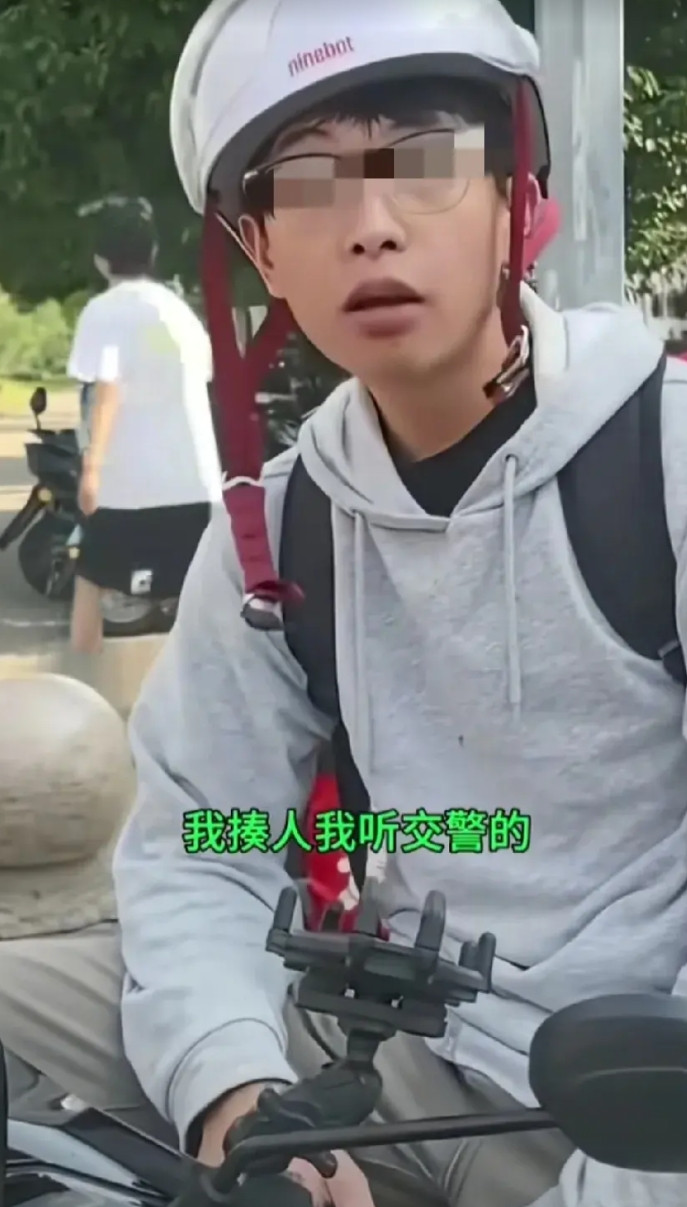 但凡小伙子多说一句对不起，那就是武大的第二个肖同学了！小伙说：交警说什么就是什