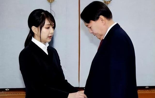 尹锡悦也不闹了！乖乖戴上手铐和脚镣走出拘留室，治疗眼疾重要，也顾不上妻子了！尹