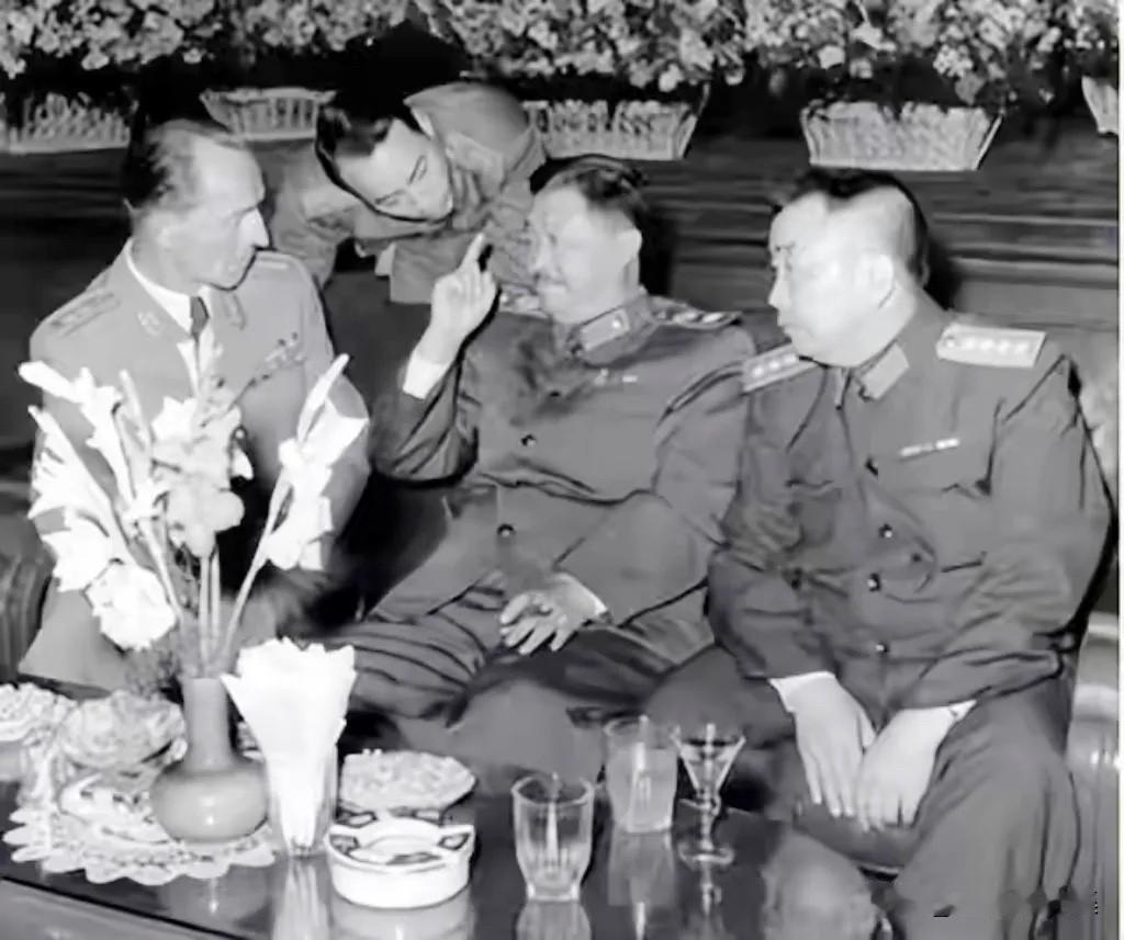 上世纪五十年代末，时任总政治部主任谭政大将（右一）陪同贺龙元帅（右二）会见外宾时