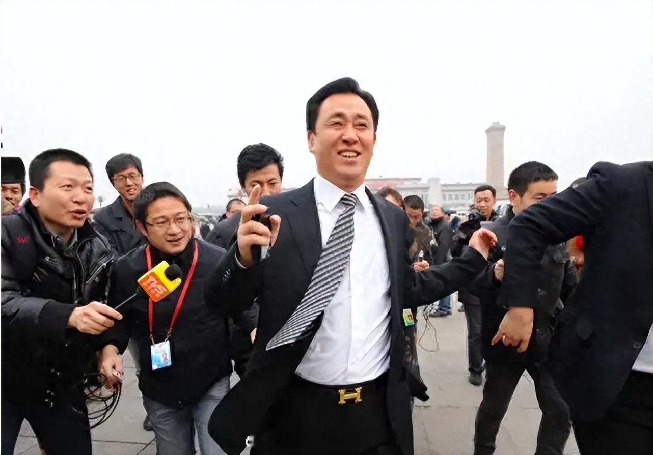 许家印一审被判无期能看出这俩人是同一人吗？能看出来的举手。
