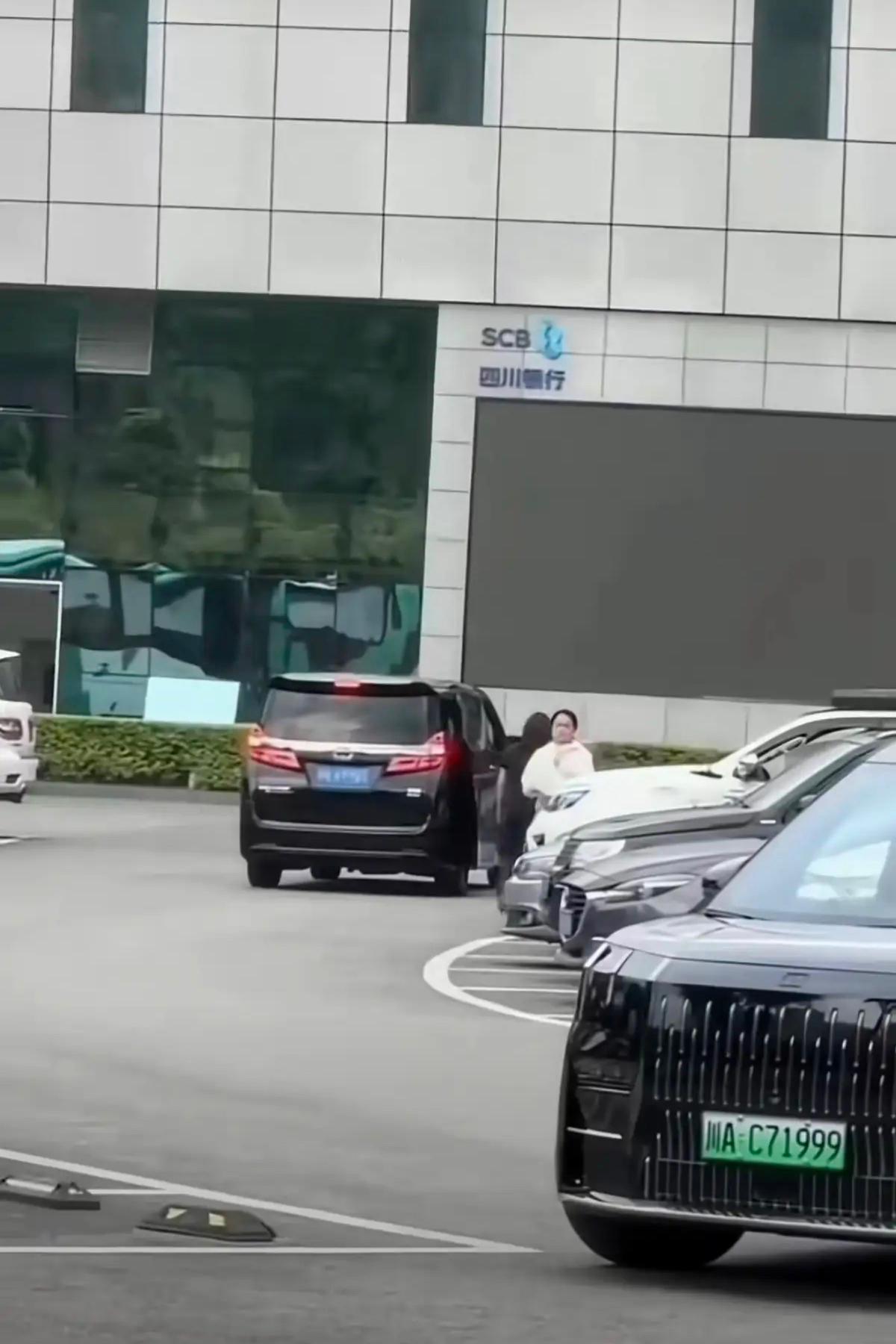 4月16日，邱贻可的爱人文伟来到成都封训基地，不是给邱贻可送吃的，而是把邱贻可的