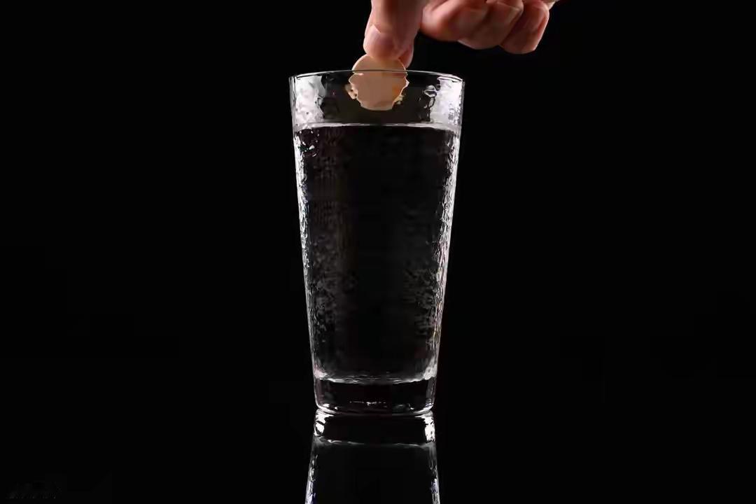 祸害女性的“液体快乐丸”是什么？“乖乖水”有多可怕？请远离朋友聚会、酒吧小