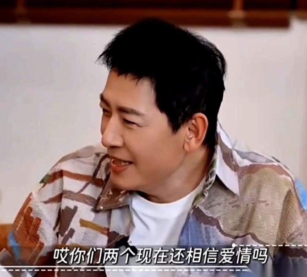 童谣给闫妮介绍了一个五十多岁的男人。闫妮的第一反应居然是嫌弃对方太老，完全忘了