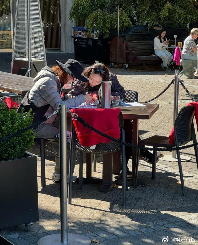 偶遇金晨王霏霏同游新西兰金晨给路人的签名是喜喜网友在新西兰偶遇了金晨和王霏霏，