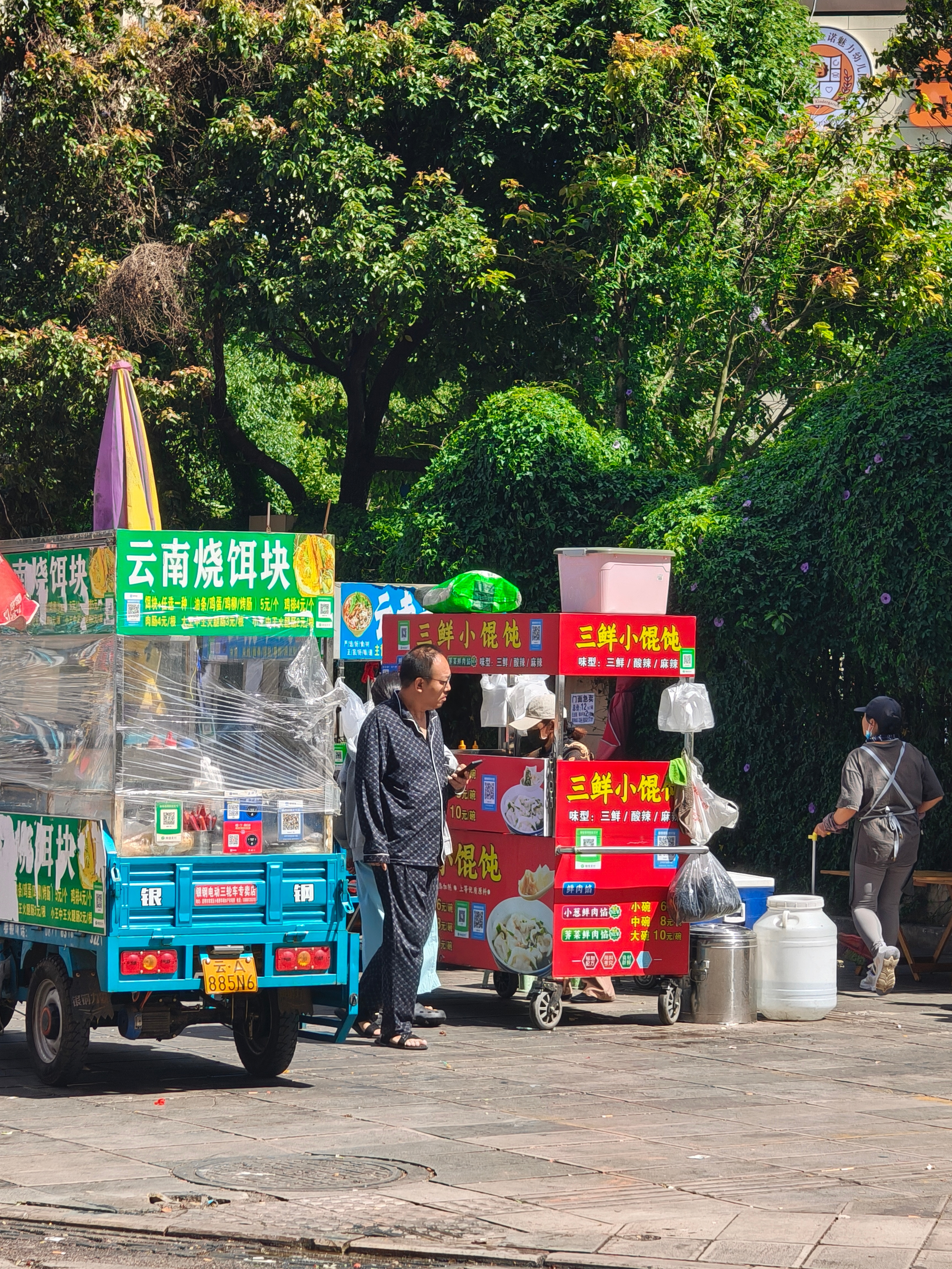 今天做了一个好事心里很舒心，很开心今天我在路边吃早餐时候一个大爷一直看着我，随后