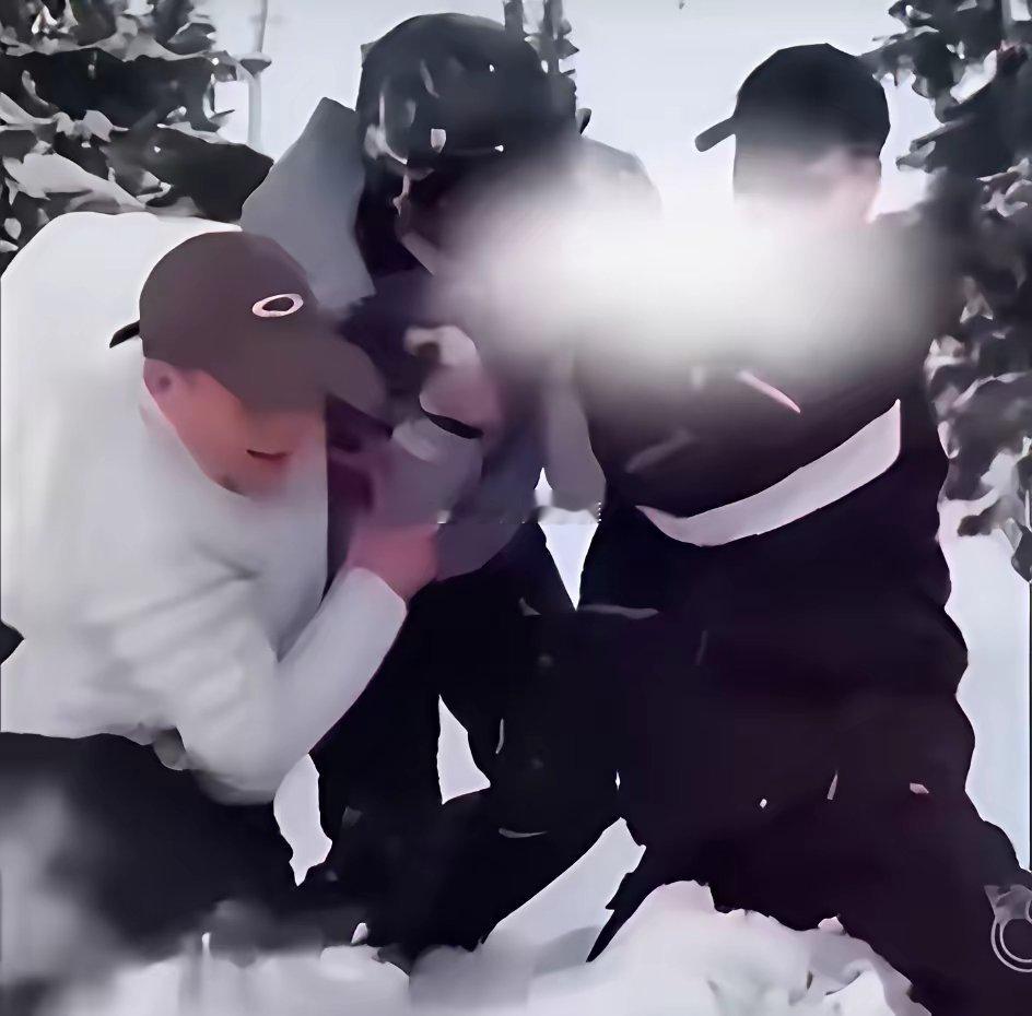 近距离与雪豹合影的小仙女，不出意料被咬了……