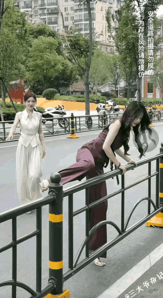 两位漂亮的小姐姐满面春风地从对面轻盈地走来，那曼妙的身姿，开心的微笑无不透露着优