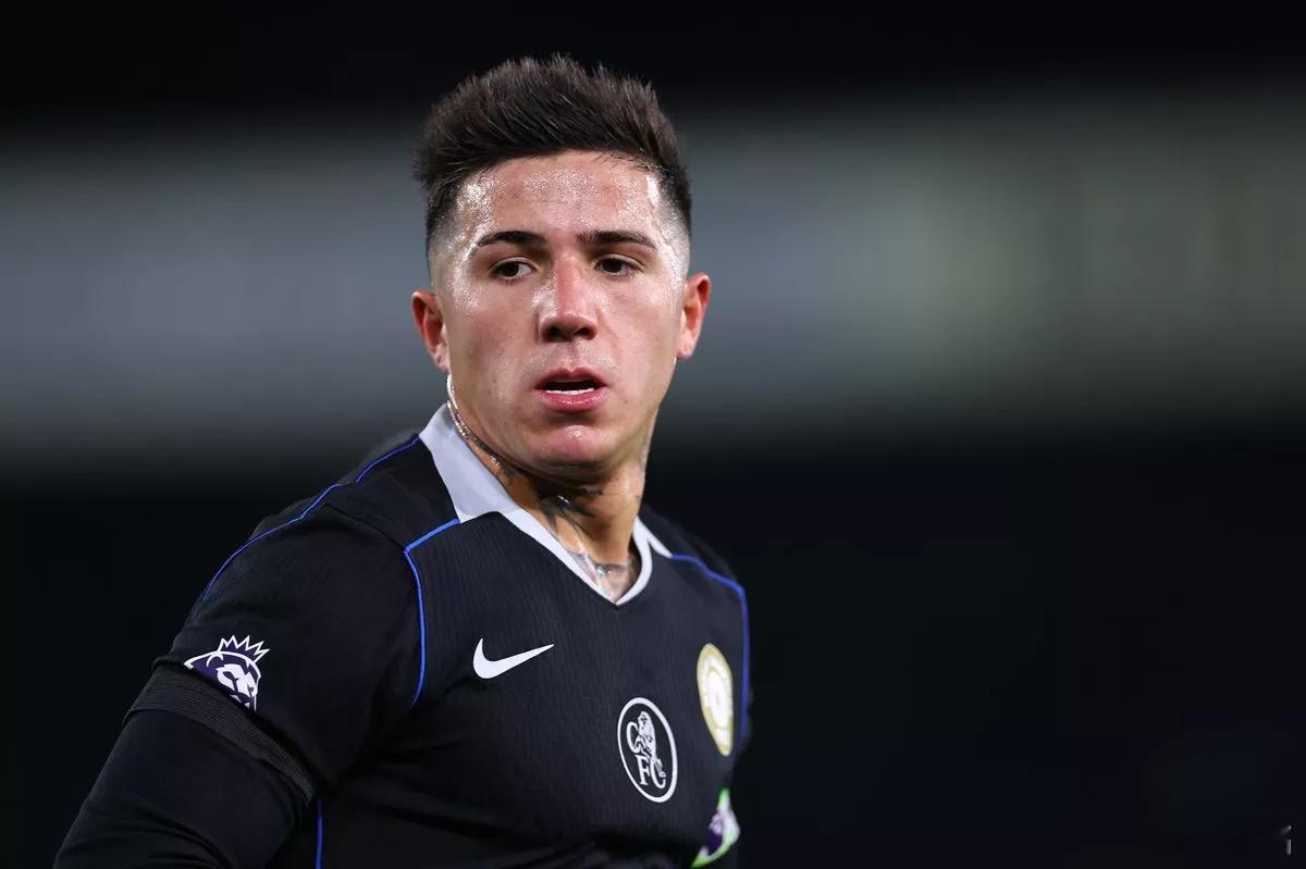 切尔西切尔西长期存在的一个问题就是，中卫不稳。科尔维尔受伤后，一度查洛巴+小将