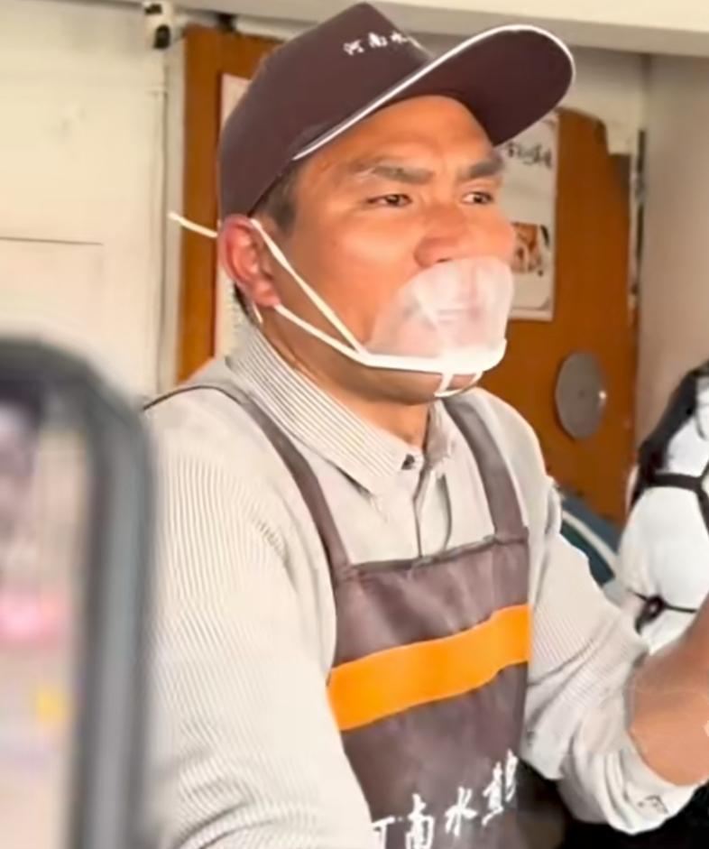 一块钱两个水煎包，一碗胡辣汤三元，这个价格居然是在上海浦东，不可思议！这在我