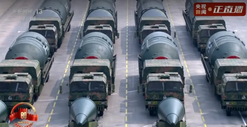 这次阅兵最强的武器恐怕就属这款，DF-5C洲际核导弹，弹头、一级、二级助推器分别