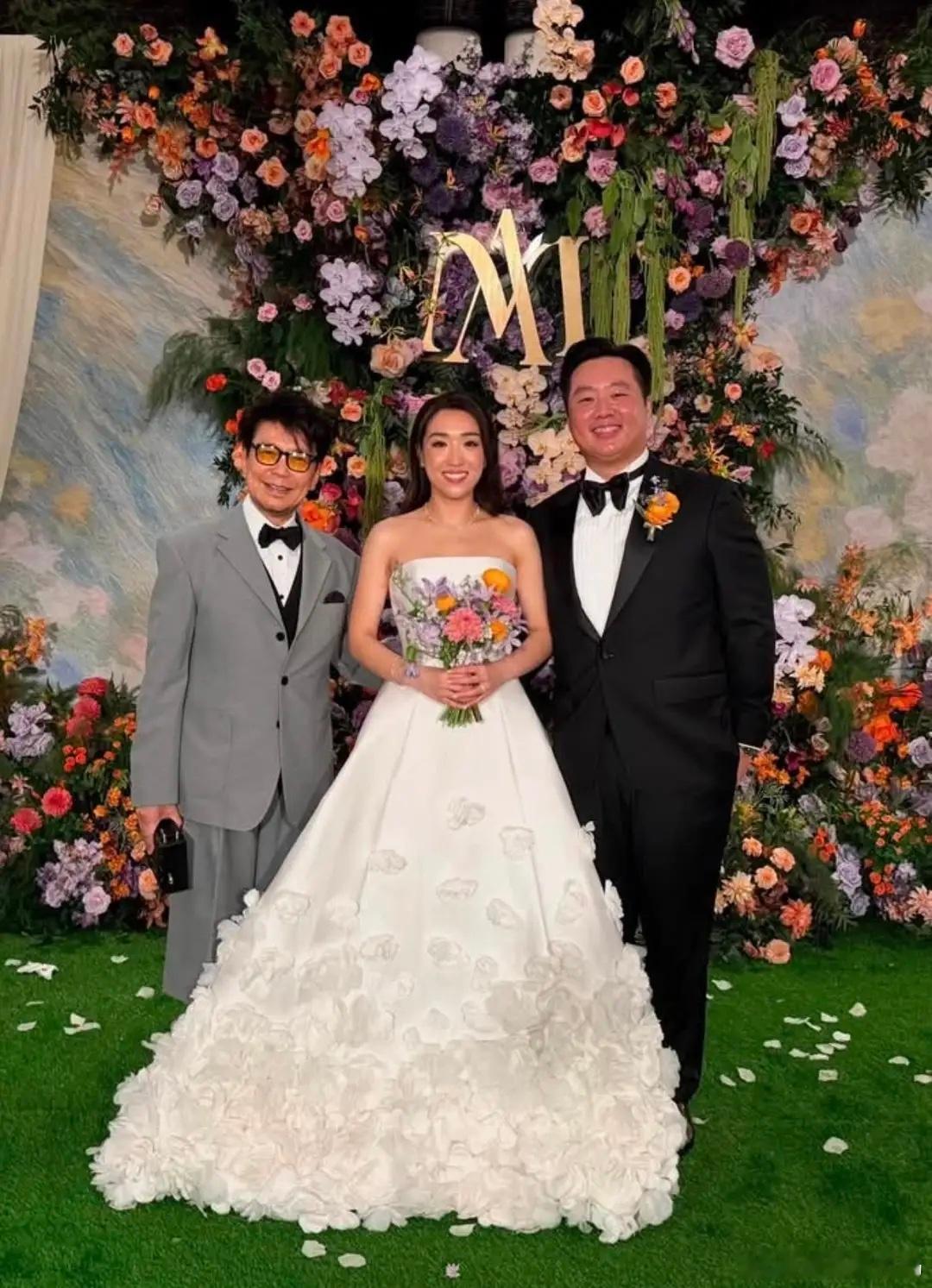 香港豪门婚宴席开数十桌好盛大，成龙曾志伟捧场，新郎母亲没露脸！