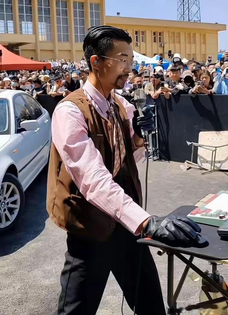 全网连着骂郭有才两年，说他就是烤串的、没文化，德不配位。憋了整整两年，他只淡淡回