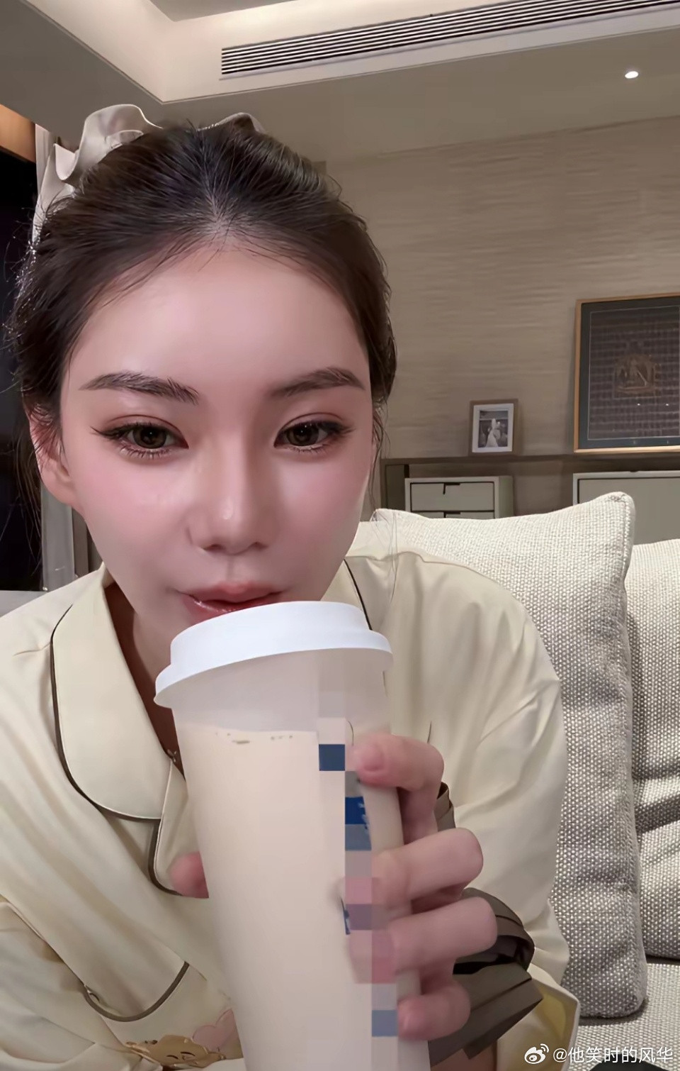 网友们竟然建议马筱梅去张兰那里住！今晚马筱梅一个人直播了！在家里穿着居家服，讲自