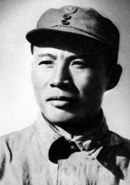 1937年，吕正操麾下一个营被日军包围，他正要率部营救，谁知军长却发来电报：“这
