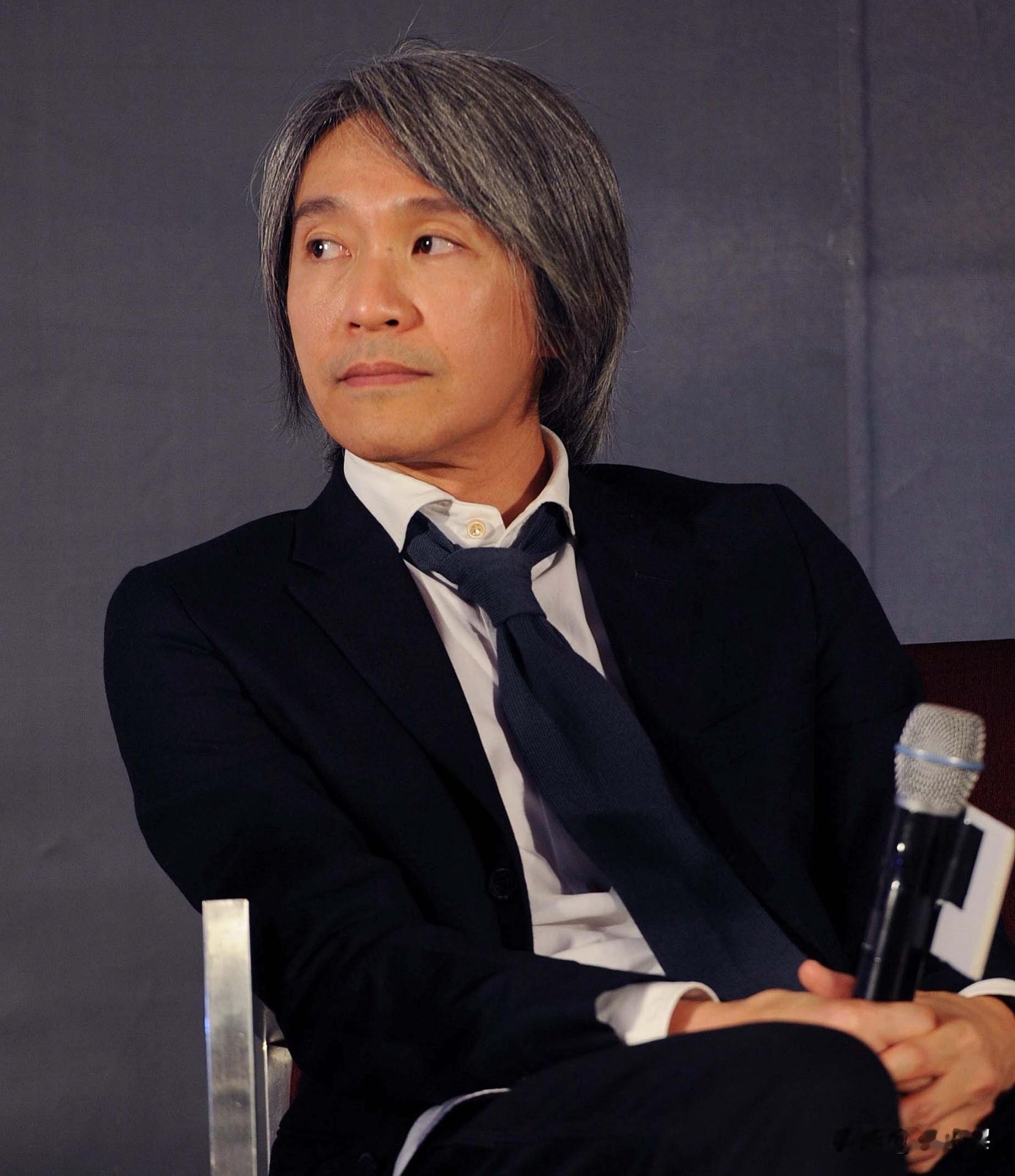 主持人问周星驰:“你和这么多漂亮的女演员合作演戏，你有心动过吗？”周星驰说:“虽然我经常被美女环绕，