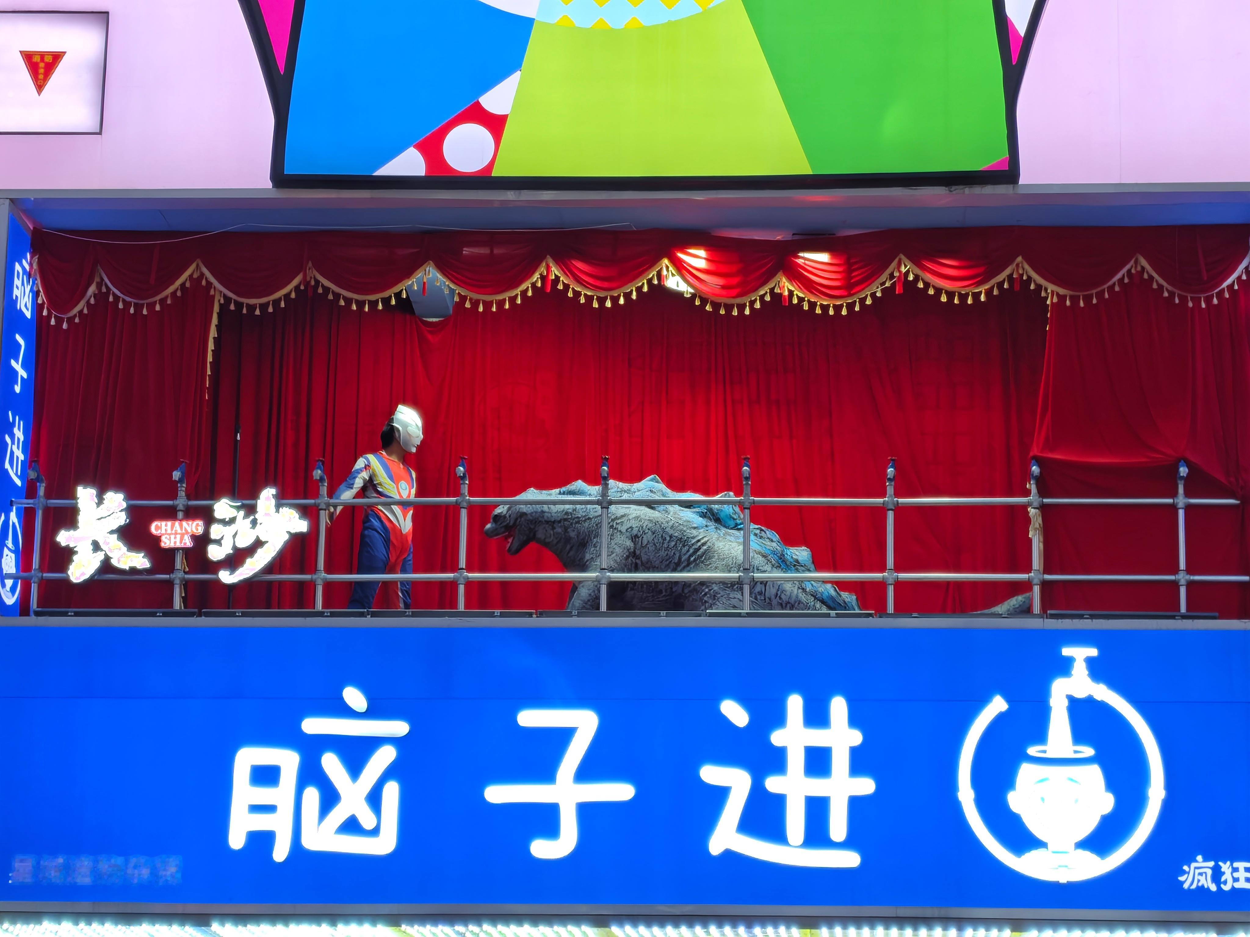 奥特曼打小怪兽，配上这店面，莫名的搞笑